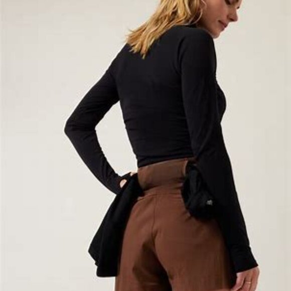 Athleta Trekkie North Short in Mahogany Size 2 - Picture 5 of 9